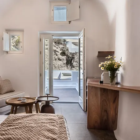 Victoria Caves Aparthotel 4*