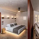 Victoria Caves 4*