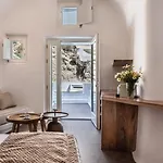 Victoria Caves Aparthotel 4*